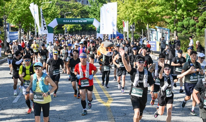 <h5>Solution</h5>
- 12.3 계엄 이후, 육군을 향한 부정 인식 개선과 ‘국민과 함께, 국민의 육군’으로 나아가기 위해 국군의 날에 맞춰 25년 첫 오프라인 행사로 ‘2025 ROK Army 트레일러닝’ 대회를 개최해 민·관·군이 하나된 소통의 장 마련  <br />
- 10월 1일 국군의 날 시의성에 맞춰 대한민국 영토를 수호하는 육군만의 특색을 살려 육군 천리행군 훈련코스를 일반인들에게 10.1마일(mile) 구간을 개방해 육군의 ‘위국헌신’의 핵심가치를 실천 할 수 있는 계기 마련<br />