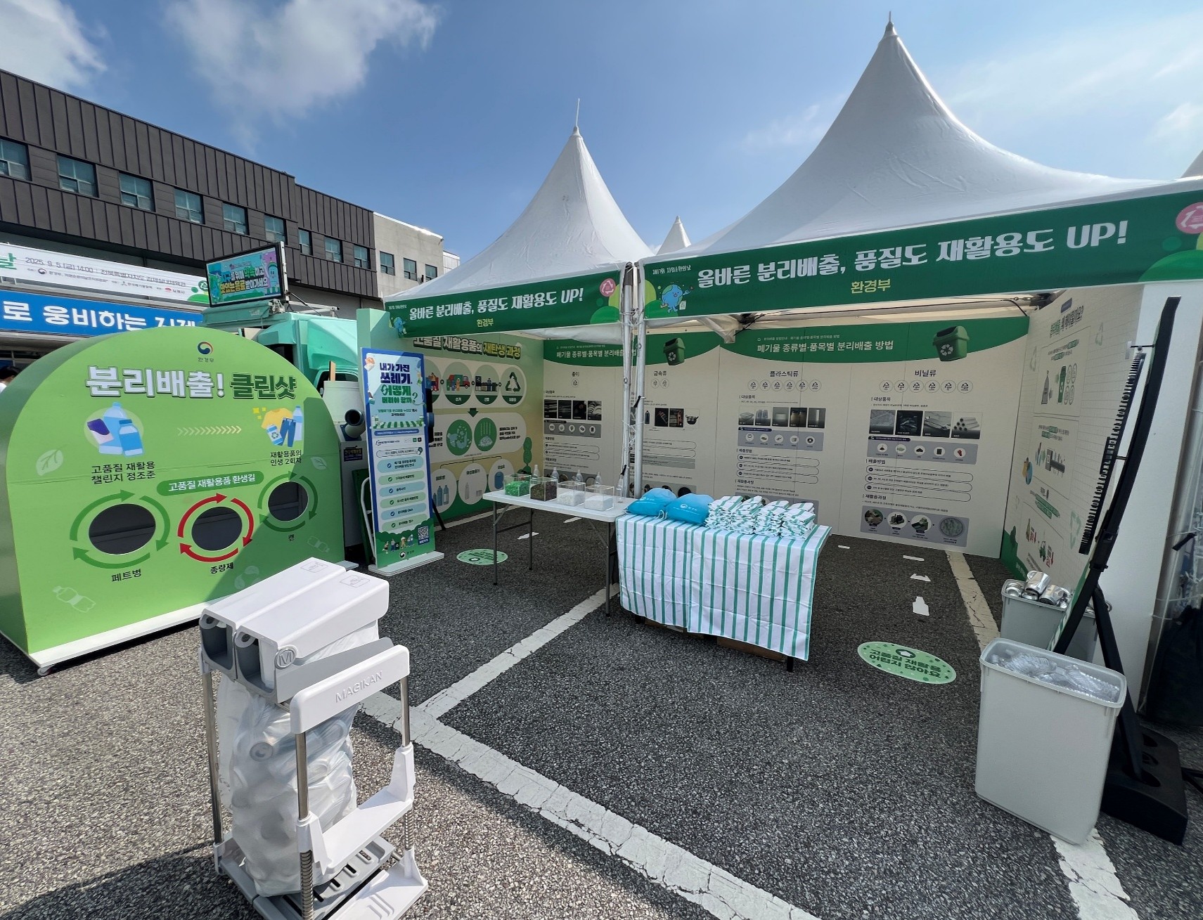 <h5>Solution</h5>
- 분리배출 제도에 대해 인지하고 참여할 수 있는 일상 속 경험 제공<br />
- 분리배출에 대한 피로감을 고려, 쉽고 흥미로운 방식의 행동유발형 캠페인 기획<br />