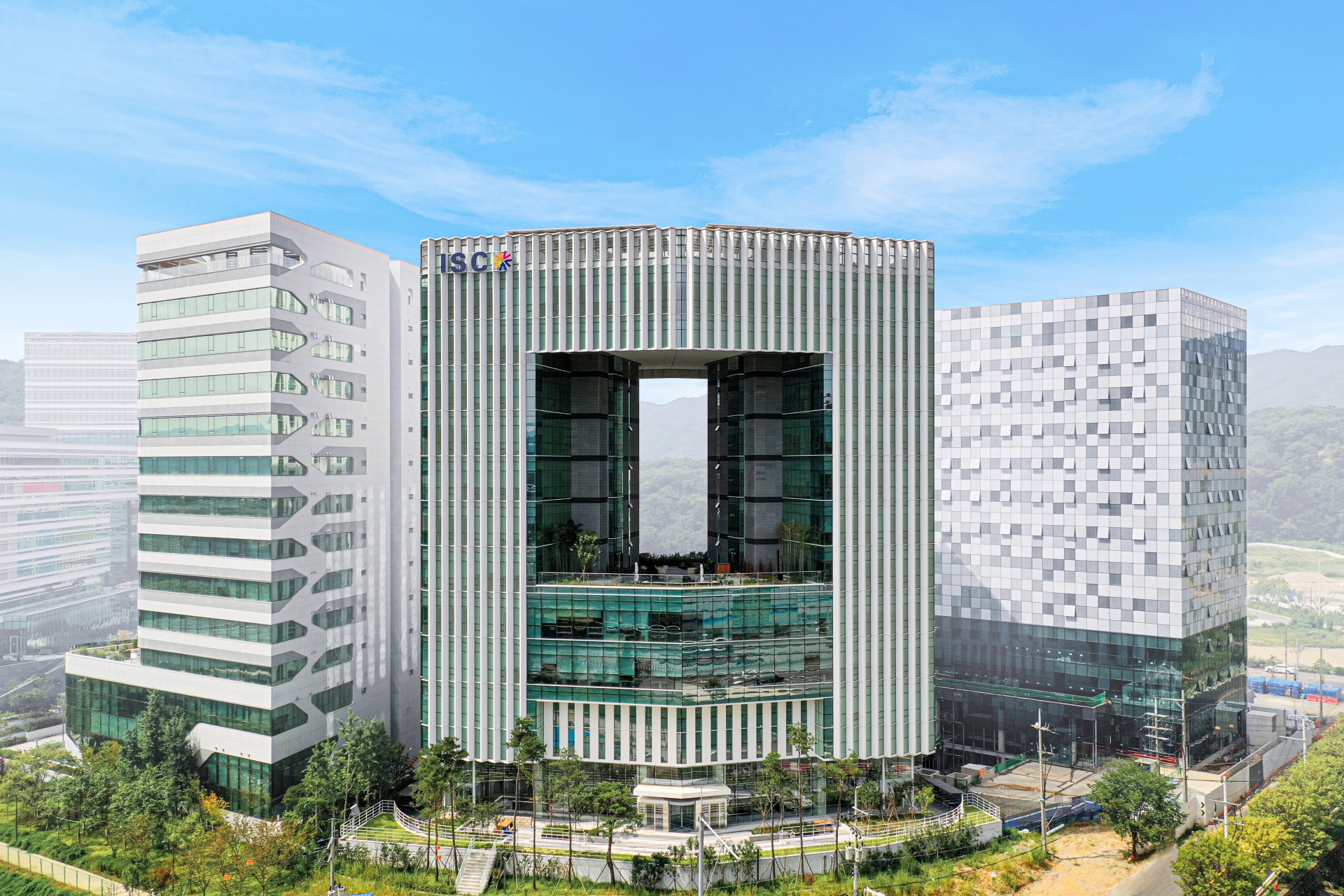 &lt;h5&gt;Results&lt;/h5&gt;
- 주요 일간지, 경제지를 비롯한 네이버 증권뉴스 기사 다수 게재로 주주가치 제고&lt;br /&gt;
- 반도체 장비, 소켓 통합 테스트 플랫폼 기업으로의 언론 메시지 선점 및 지속 노출 통해 업계 리더십 강화&lt;br /&gt;