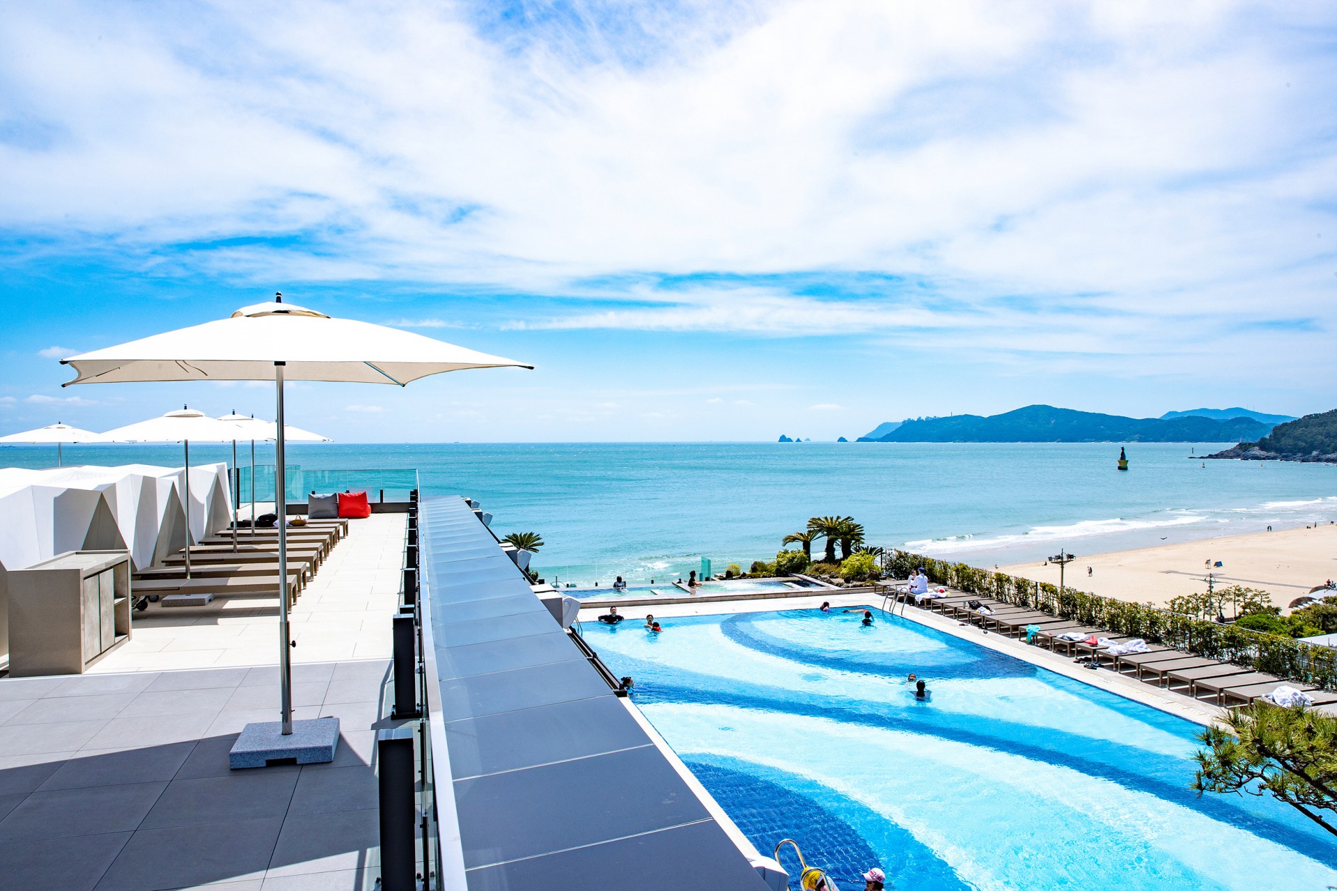 &lt;h5&gt;Solution&lt;/h5&gt;
- 국내 관광객 및 인바인드 수요 공략 위한 시즌별 맞춤 앵글 개발&lt;br /&gt; 
- 최신 소비 트렌드에 기반한 키워드 발굴, 주요 시설 및 경쟁력 강조한 기획 추진으로 커버리지 양적·질적 확대&lt;br /&gt; 
- 각종 협업 및 인근 관광 명소 연계 콘텐츠 지속 노출, ‘지역사회 상생