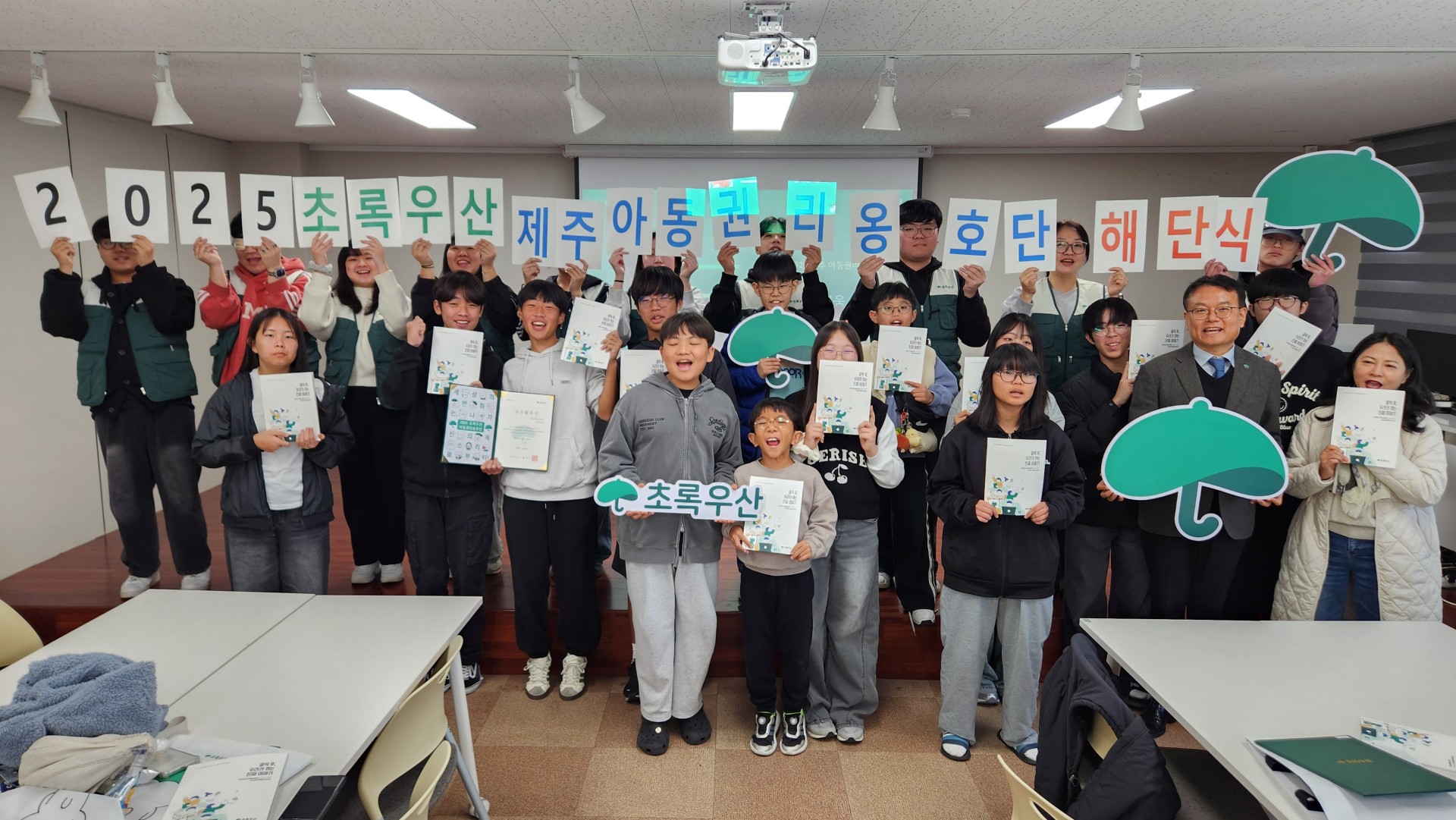 &lt;h5&gt;Solution&lt;/h5&gt;
- 3대 키워드 기반의 스토리텔링 콘텐츠와 7대 중점 사업과 연계한 다채로운 형태의 콘텐츠 개발 &lt;br /&gt;
- 정형화된 후원 미담에서 벗어나 공감 극대화 가능한 스토리를 발굴해 기획보도 및 인터뷰 전개&lt;br /&gt;