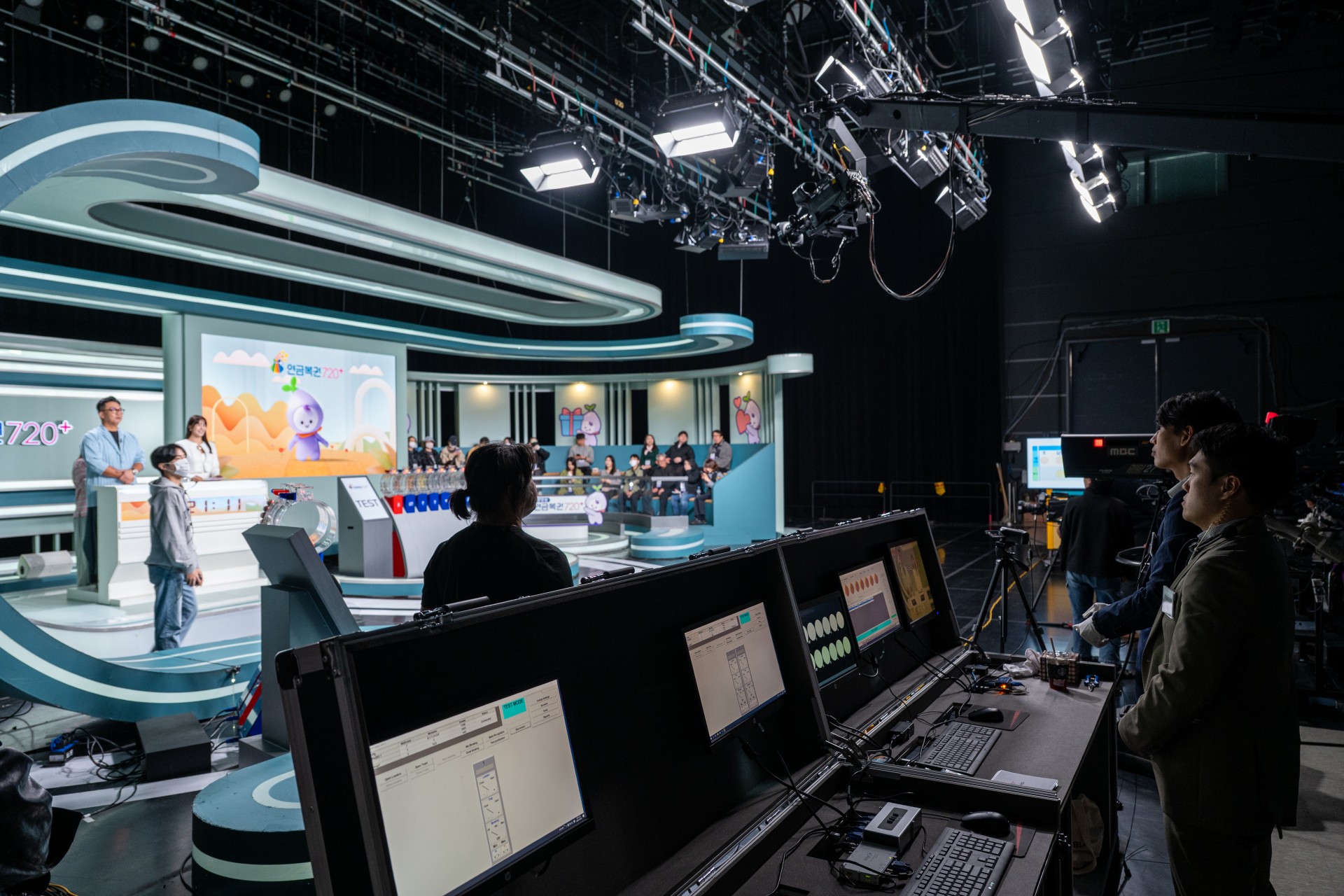 <h5>Results</h5>
- 연간 언론홍보 계획 수립 및 복권기금 지원 사업 보도자료를 통해 정책 메시지 및 수혜자 사례 전달<br />
- 월 4회 이상 보도자료 배포로 미디어 커버리지 확대 및 공식 채널 인지도 제고<br />
- 이벤트 미디어 초청 및 F/U를 통한 현장 보도자료화 및 긍정적 여론 형성 유도<br />
- 국내·외 복권 자료 조사/분석 및 월별 해외 복권 동향 분석을 통해 전략적 홍보 기반 마련<br />
- 일 2회 미디어 모니터링으로 부정 이슈 실시간 대응 및 위기 관리 진행