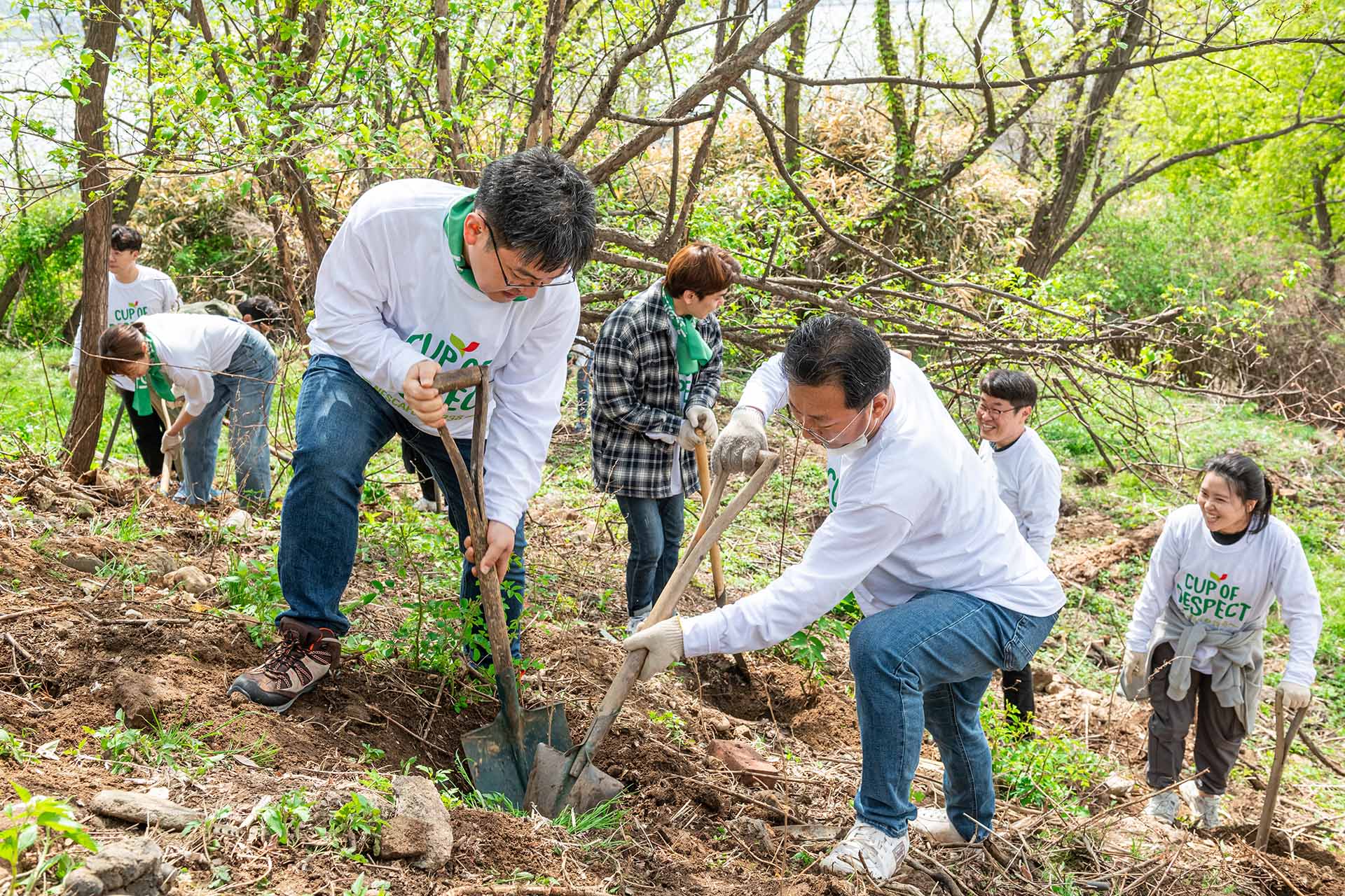 <h5>Solution</h5>
- Lotte Nestlé Korea organized the ‘2023 Employee Tree-Planting’ event as part of the ‘Cup of Respect’ campaign—symbolizing the sustainable growth of Nescafé’s coffee and the environment<br />
- On Earth Day (April 22), the company planned its second consecutive employee tree-planting event, aimed at reducing carbon emissions and fine dust while protecting the planet<br />
- Expanded media relations through press releases capturing the connection between the environment and coffee, and photo releases showcasing the vibrant tree-planting event atmosphere<br />
